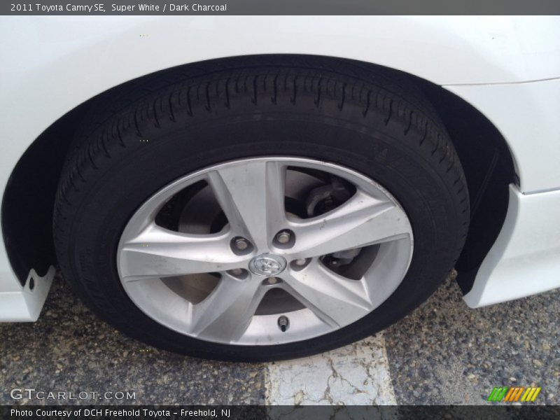 Super White / Dark Charcoal 2011 Toyota Camry SE