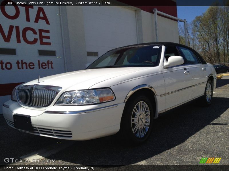 Vibrant White / Black 2008 Lincoln Town Car Signature Limited