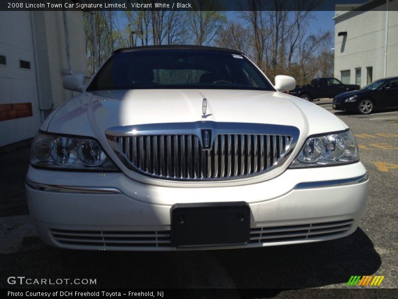 Vibrant White / Black 2008 Lincoln Town Car Signature Limited