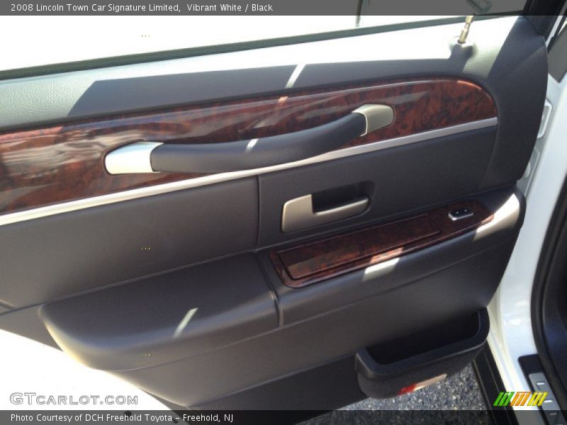 Vibrant White / Black 2008 Lincoln Town Car Signature Limited
