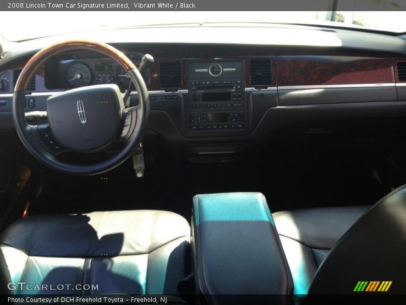 Vibrant White / Black 2008 Lincoln Town Car Signature Limited