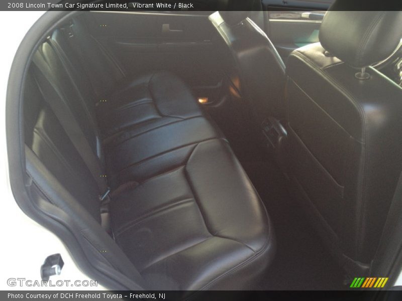 Vibrant White / Black 2008 Lincoln Town Car Signature Limited