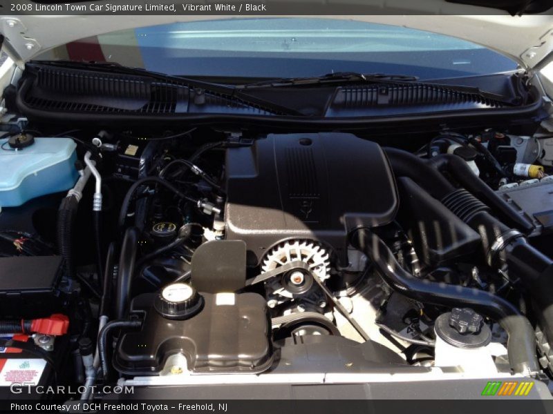 Vibrant White / Black 2008 Lincoln Town Car Signature Limited