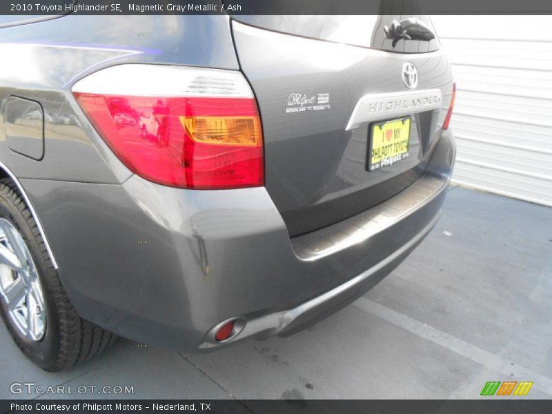 Magnetic Gray Metallic / Ash 2010 Toyota Highlander SE