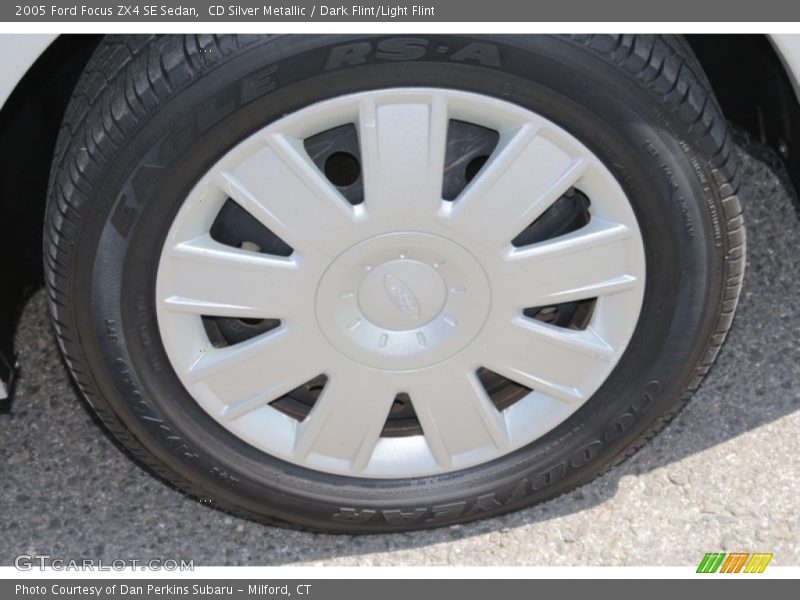 CD Silver Metallic / Dark Flint/Light Flint 2005 Ford Focus ZX4 SE Sedan