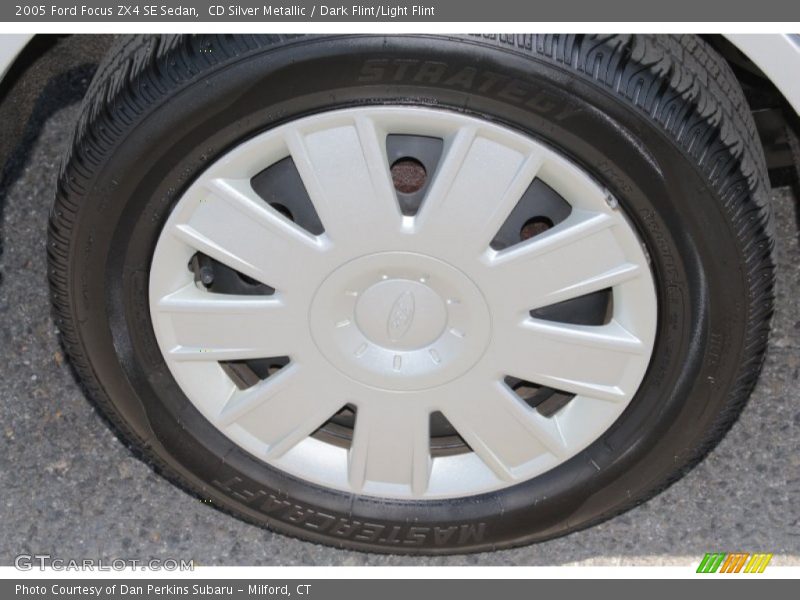 CD Silver Metallic / Dark Flint/Light Flint 2005 Ford Focus ZX4 SE Sedan