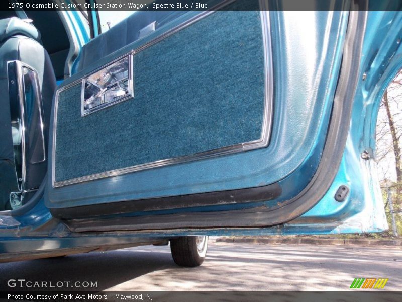 Spectre Blue / Blue 1975 Oldsmobile Custom Cruiser Station Wagon