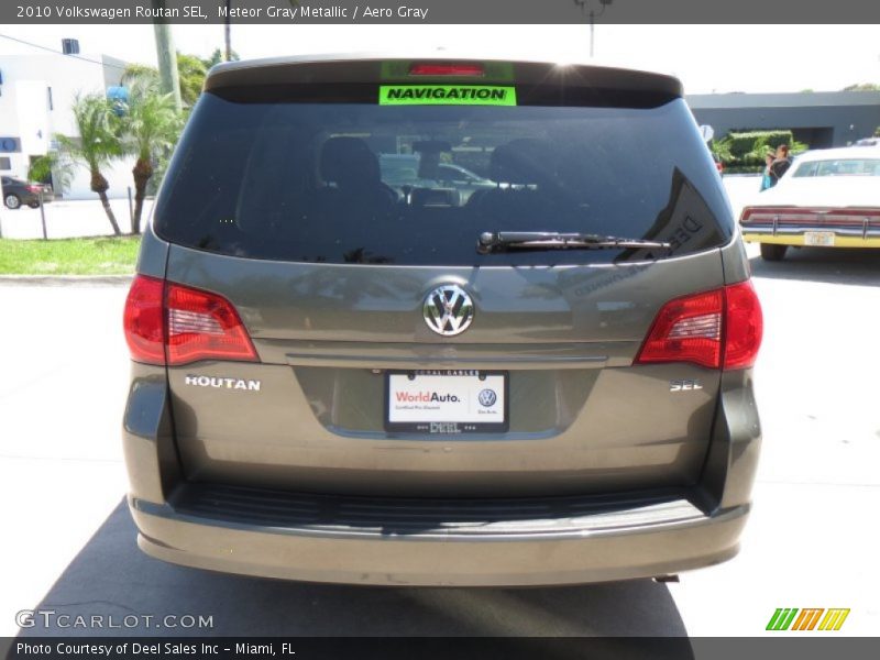 Meteor Gray Metallic / Aero Gray 2010 Volkswagen Routan SEL