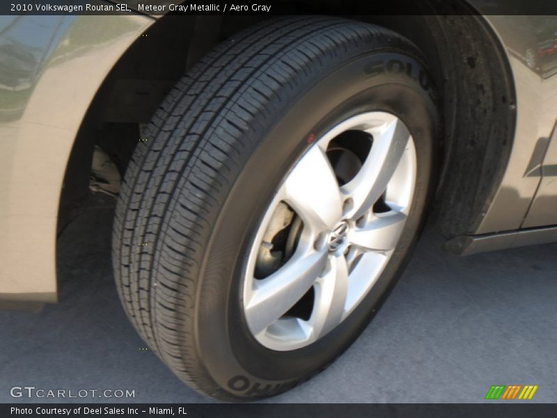 Meteor Gray Metallic / Aero Gray 2010 Volkswagen Routan SEL