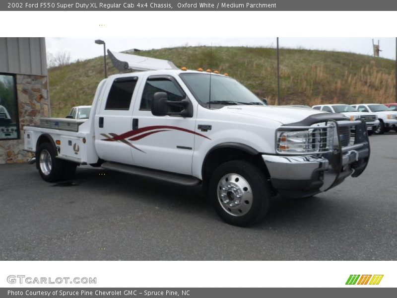 Oxford White / Medium Parchment 2002 Ford F550 Super Duty XL Regular Cab 4x4 Chassis