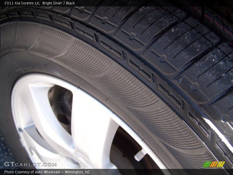 Bright Silver / Black 2011 Kia Sorento LX
