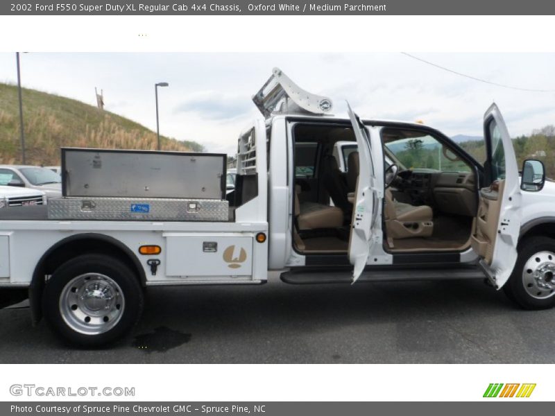 Oxford White / Medium Parchment 2002 Ford F550 Super Duty XL Regular Cab 4x4 Chassis