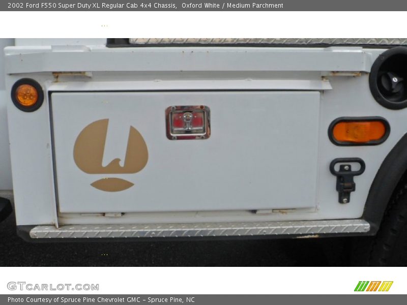 Oxford White / Medium Parchment 2002 Ford F550 Super Duty XL Regular Cab 4x4 Chassis