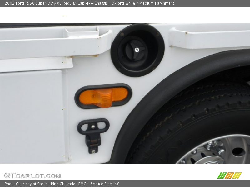 Oxford White / Medium Parchment 2002 Ford F550 Super Duty XL Regular Cab 4x4 Chassis
