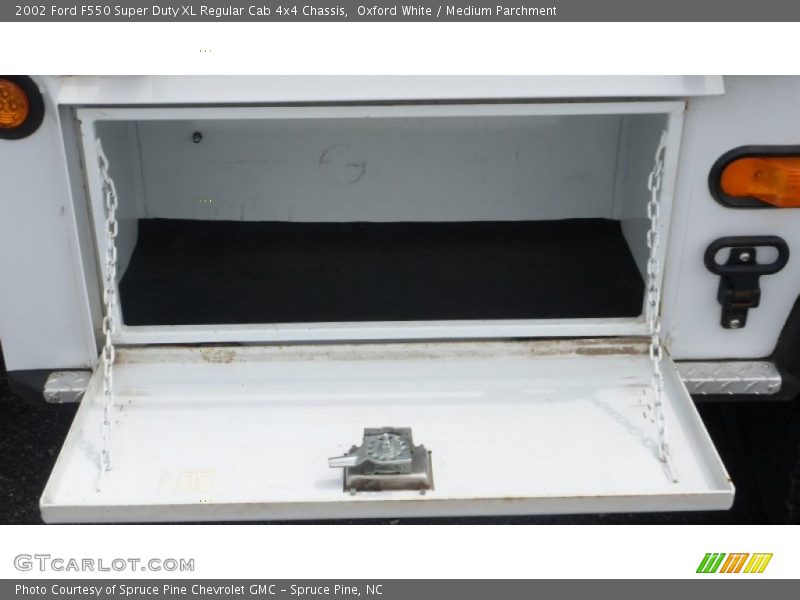Oxford White / Medium Parchment 2002 Ford F550 Super Duty XL Regular Cab 4x4 Chassis