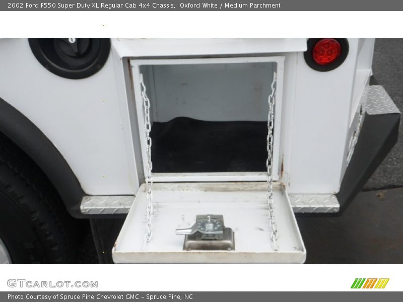 Oxford White / Medium Parchment 2002 Ford F550 Super Duty XL Regular Cab 4x4 Chassis