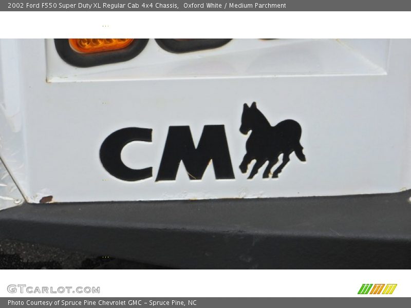 Oxford White / Medium Parchment 2002 Ford F550 Super Duty XL Regular Cab 4x4 Chassis