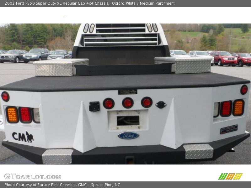 Oxford White / Medium Parchment 2002 Ford F550 Super Duty XL Regular Cab 4x4 Chassis