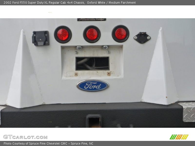 Oxford White / Medium Parchment 2002 Ford F550 Super Duty XL Regular Cab 4x4 Chassis