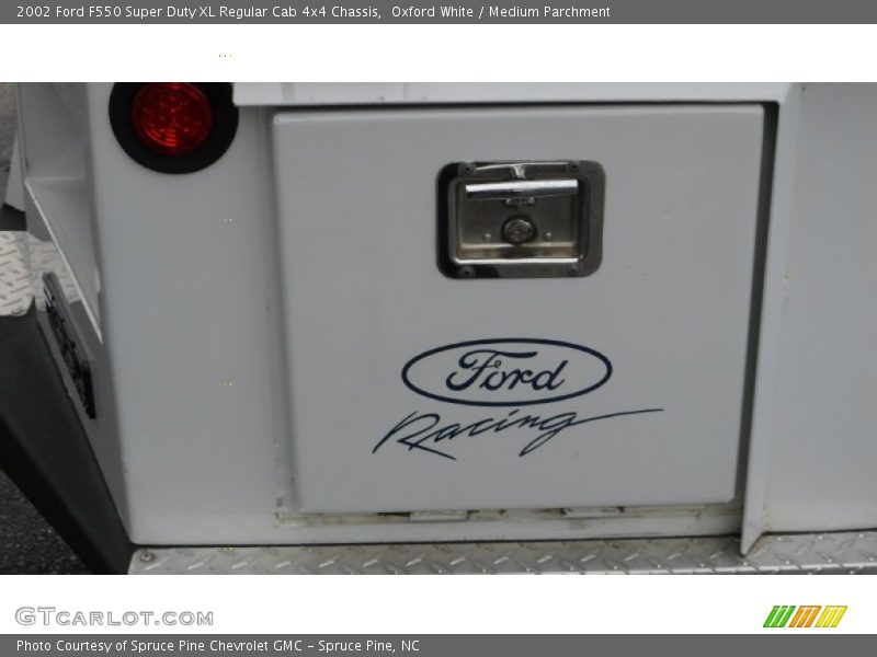 Oxford White / Medium Parchment 2002 Ford F550 Super Duty XL Regular Cab 4x4 Chassis