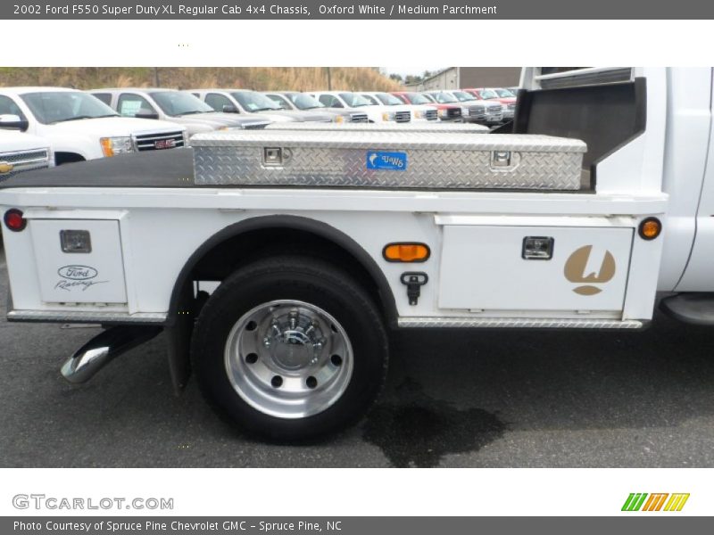 Oxford White / Medium Parchment 2002 Ford F550 Super Duty XL Regular Cab 4x4 Chassis