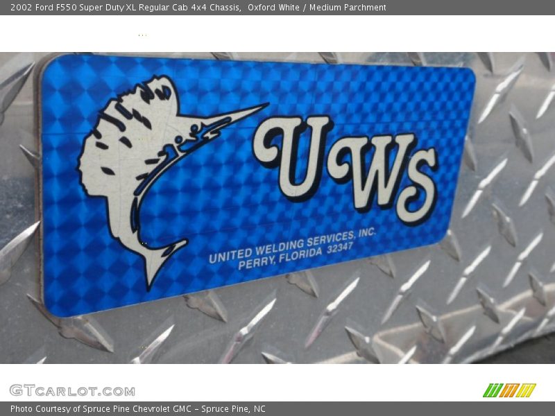 Oxford White / Medium Parchment 2002 Ford F550 Super Duty XL Regular Cab 4x4 Chassis