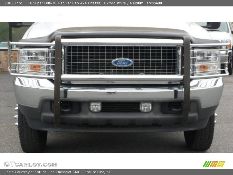 Oxford White / Medium Parchment 2002 Ford F550 Super Duty XL Regular Cab 4x4 Chassis