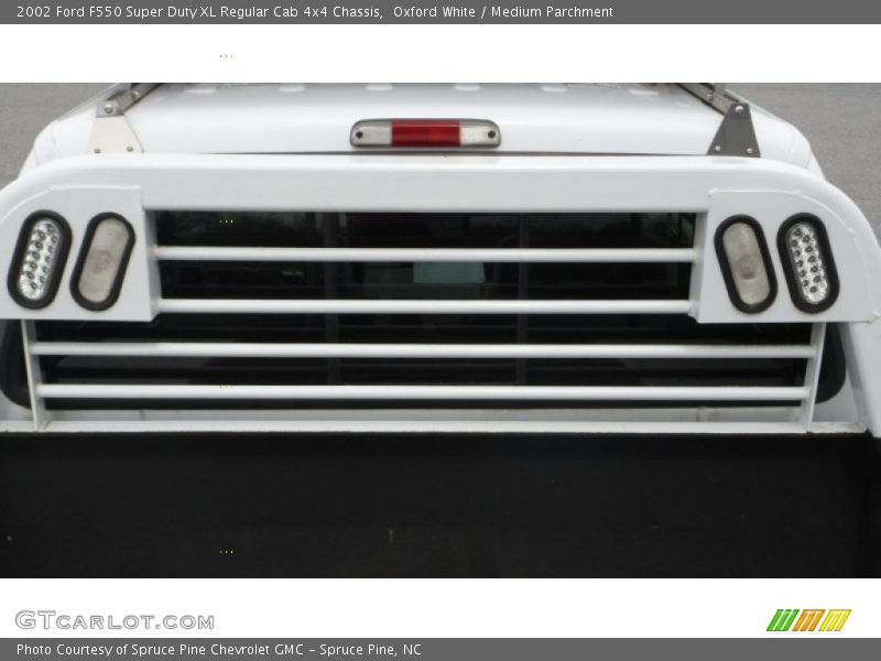 Oxford White / Medium Parchment 2002 Ford F550 Super Duty XL Regular Cab 4x4 Chassis