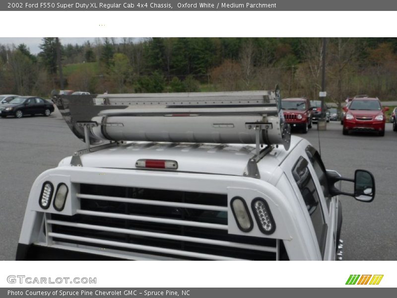 Oxford White / Medium Parchment 2002 Ford F550 Super Duty XL Regular Cab 4x4 Chassis