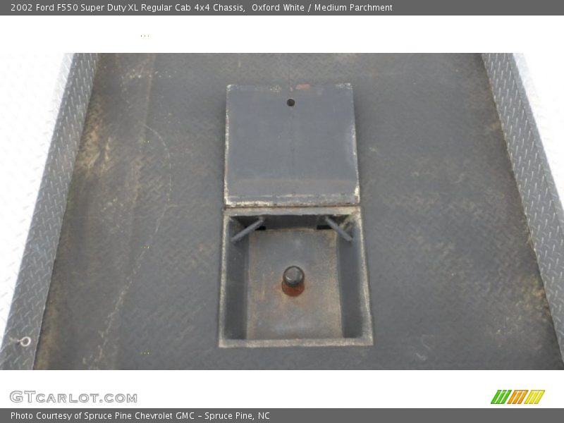 Oxford White / Medium Parchment 2002 Ford F550 Super Duty XL Regular Cab 4x4 Chassis