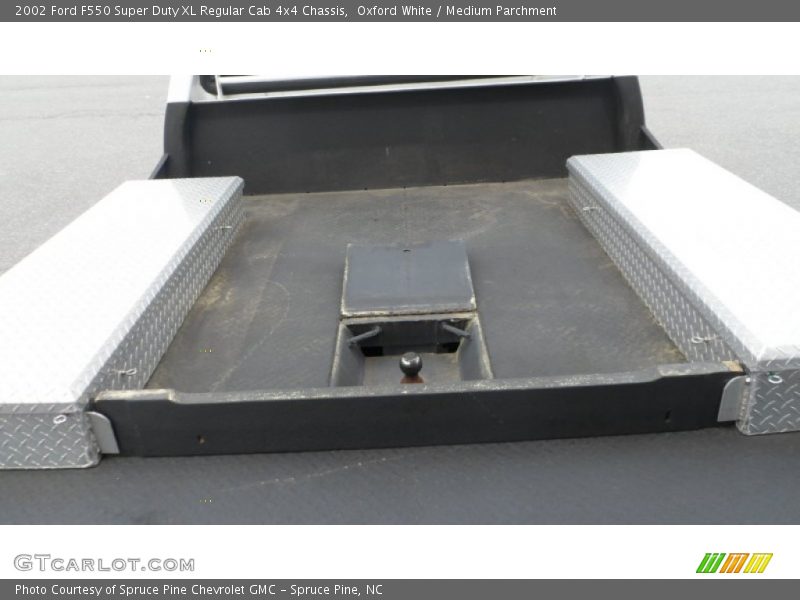 Oxford White / Medium Parchment 2002 Ford F550 Super Duty XL Regular Cab 4x4 Chassis