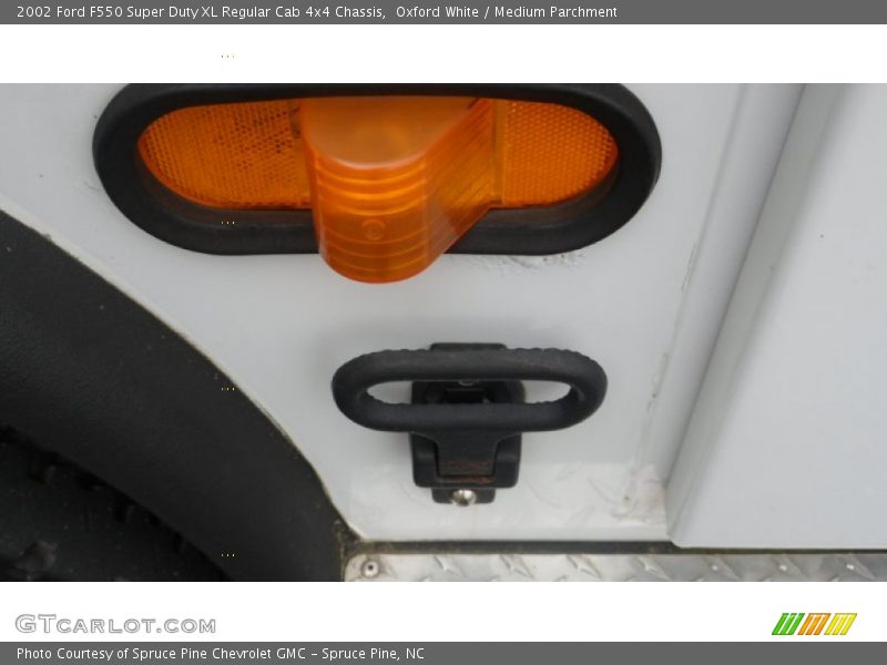 Oxford White / Medium Parchment 2002 Ford F550 Super Duty XL Regular Cab 4x4 Chassis