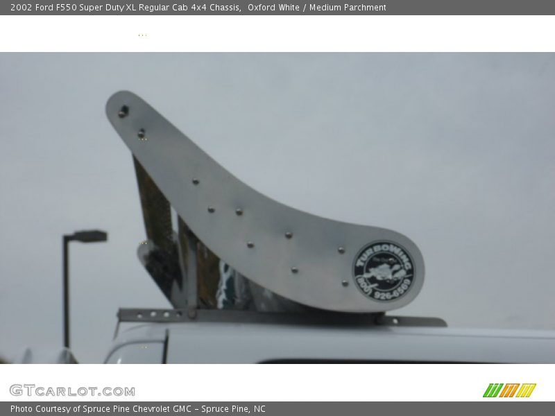 Oxford White / Medium Parchment 2002 Ford F550 Super Duty XL Regular Cab 4x4 Chassis