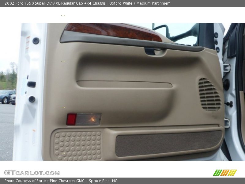 Oxford White / Medium Parchment 2002 Ford F550 Super Duty XL Regular Cab 4x4 Chassis