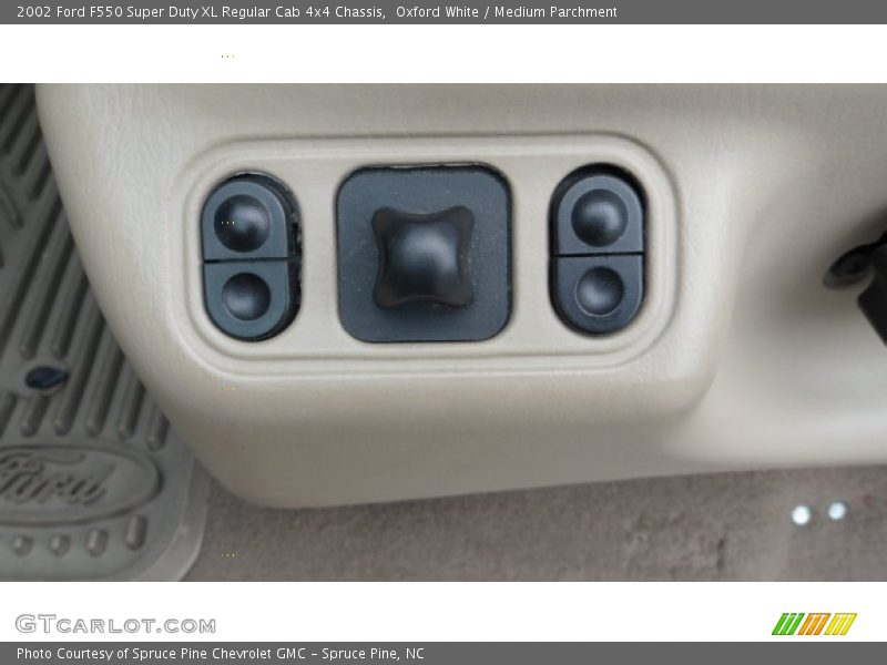 Oxford White / Medium Parchment 2002 Ford F550 Super Duty XL Regular Cab 4x4 Chassis