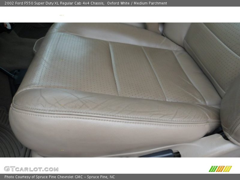 Oxford White / Medium Parchment 2002 Ford F550 Super Duty XL Regular Cab 4x4 Chassis