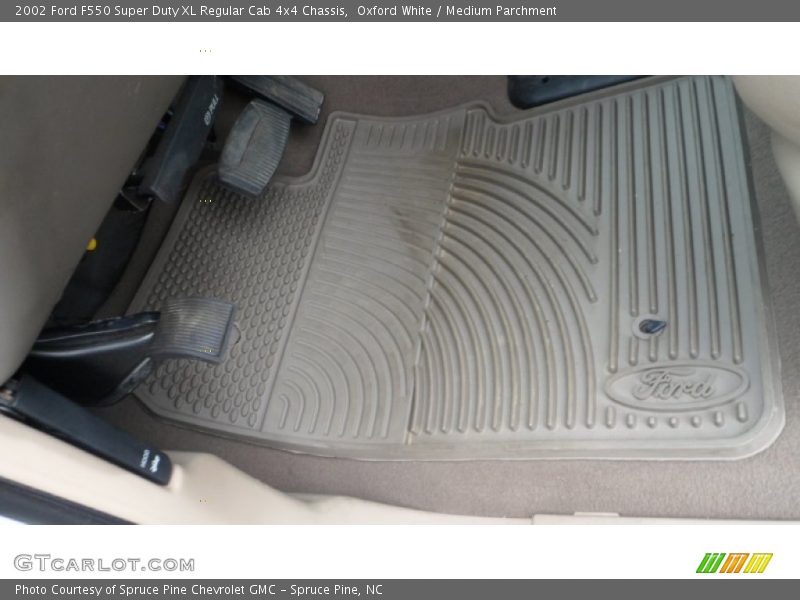 Oxford White / Medium Parchment 2002 Ford F550 Super Duty XL Regular Cab 4x4 Chassis