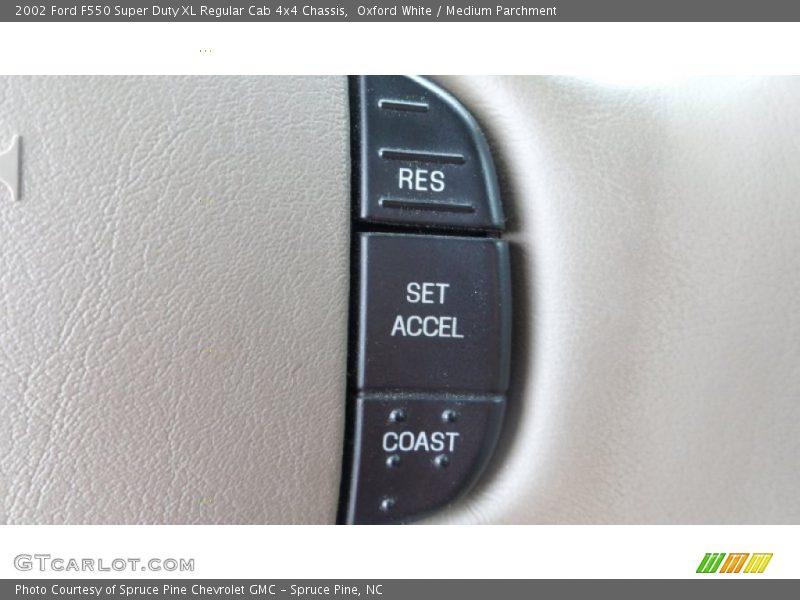Oxford White / Medium Parchment 2002 Ford F550 Super Duty XL Regular Cab 4x4 Chassis
