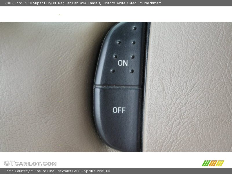 Oxford White / Medium Parchment 2002 Ford F550 Super Duty XL Regular Cab 4x4 Chassis