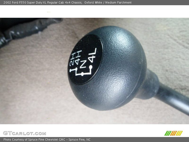 Oxford White / Medium Parchment 2002 Ford F550 Super Duty XL Regular Cab 4x4 Chassis
