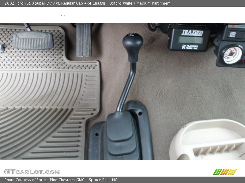Oxford White / Medium Parchment 2002 Ford F550 Super Duty XL Regular Cab 4x4 Chassis