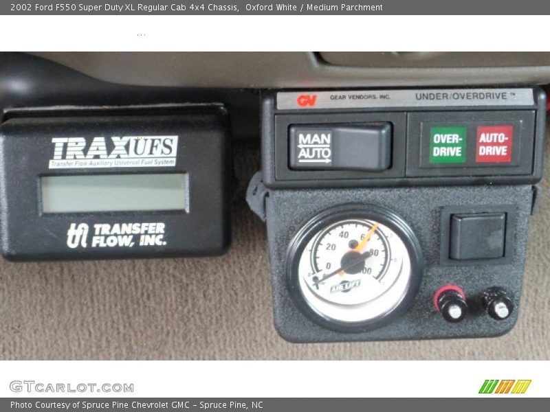 Oxford White / Medium Parchment 2002 Ford F550 Super Duty XL Regular Cab 4x4 Chassis