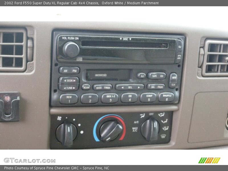 Oxford White / Medium Parchment 2002 Ford F550 Super Duty XL Regular Cab 4x4 Chassis