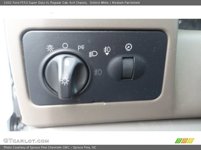 Oxford White / Medium Parchment 2002 Ford F550 Super Duty XL Regular Cab 4x4 Chassis