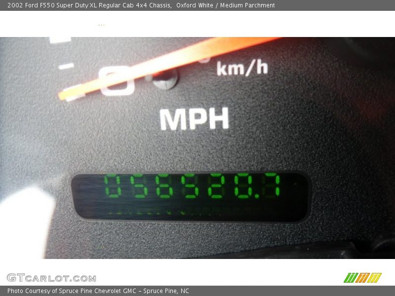 Oxford White / Medium Parchment 2002 Ford F550 Super Duty XL Regular Cab 4x4 Chassis