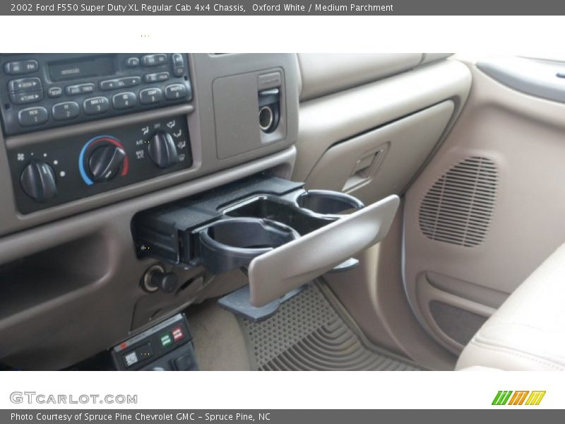 Oxford White / Medium Parchment 2002 Ford F550 Super Duty XL Regular Cab 4x4 Chassis