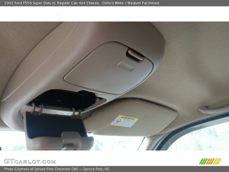 Oxford White / Medium Parchment 2002 Ford F550 Super Duty XL Regular Cab 4x4 Chassis