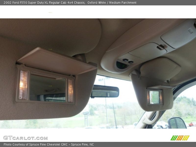 Oxford White / Medium Parchment 2002 Ford F550 Super Duty XL Regular Cab 4x4 Chassis