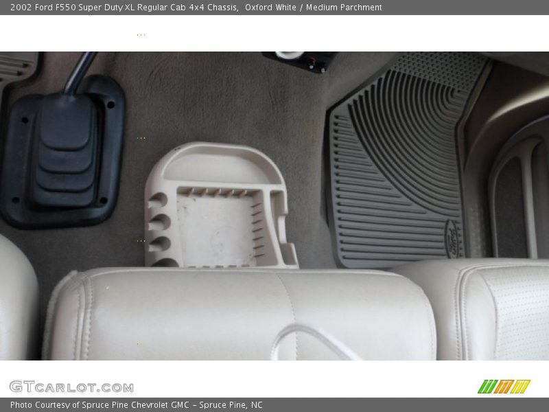 Oxford White / Medium Parchment 2002 Ford F550 Super Duty XL Regular Cab 4x4 Chassis