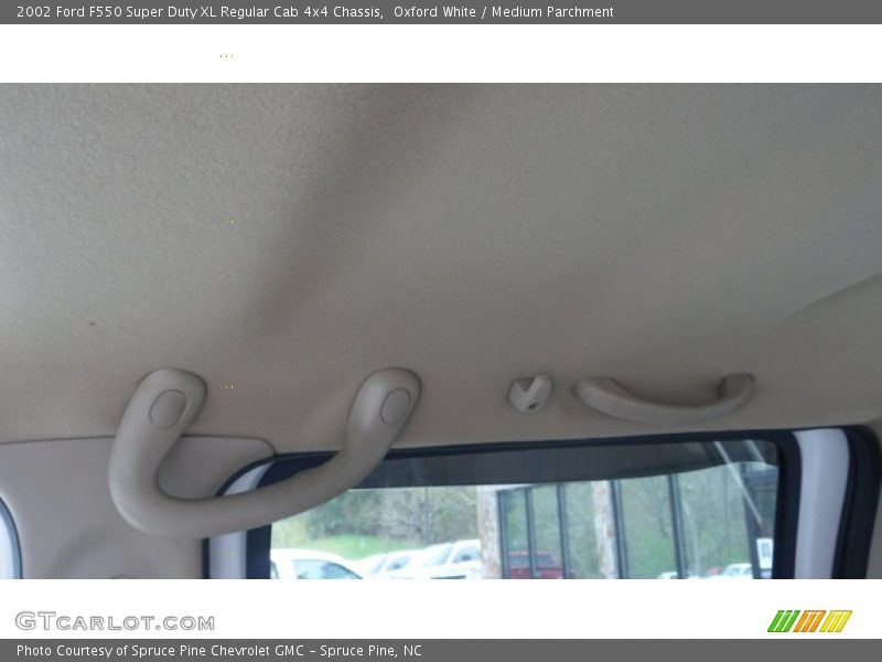 Oxford White / Medium Parchment 2002 Ford F550 Super Duty XL Regular Cab 4x4 Chassis